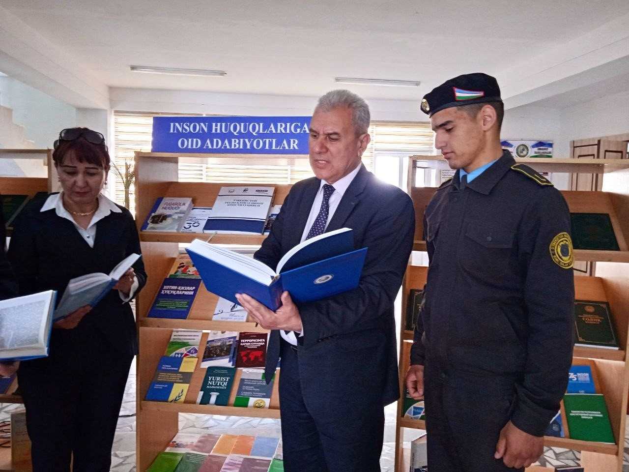 Buxoro viloyati axborot-kutubxona markaziga noyob huquqiy adabiyotlar topshirildi